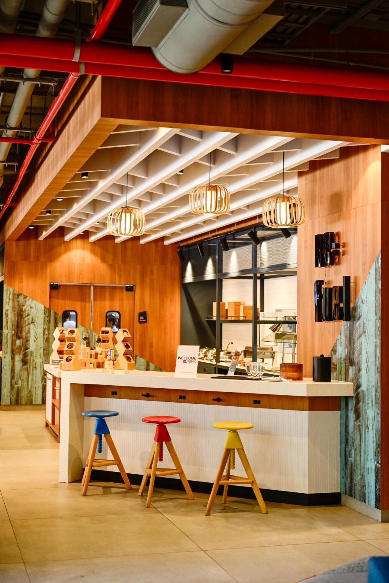 Aloft Playa Del Carmen Hotel Ngoại thất bức ảnh The interior of a typical Starbucks Reserve store