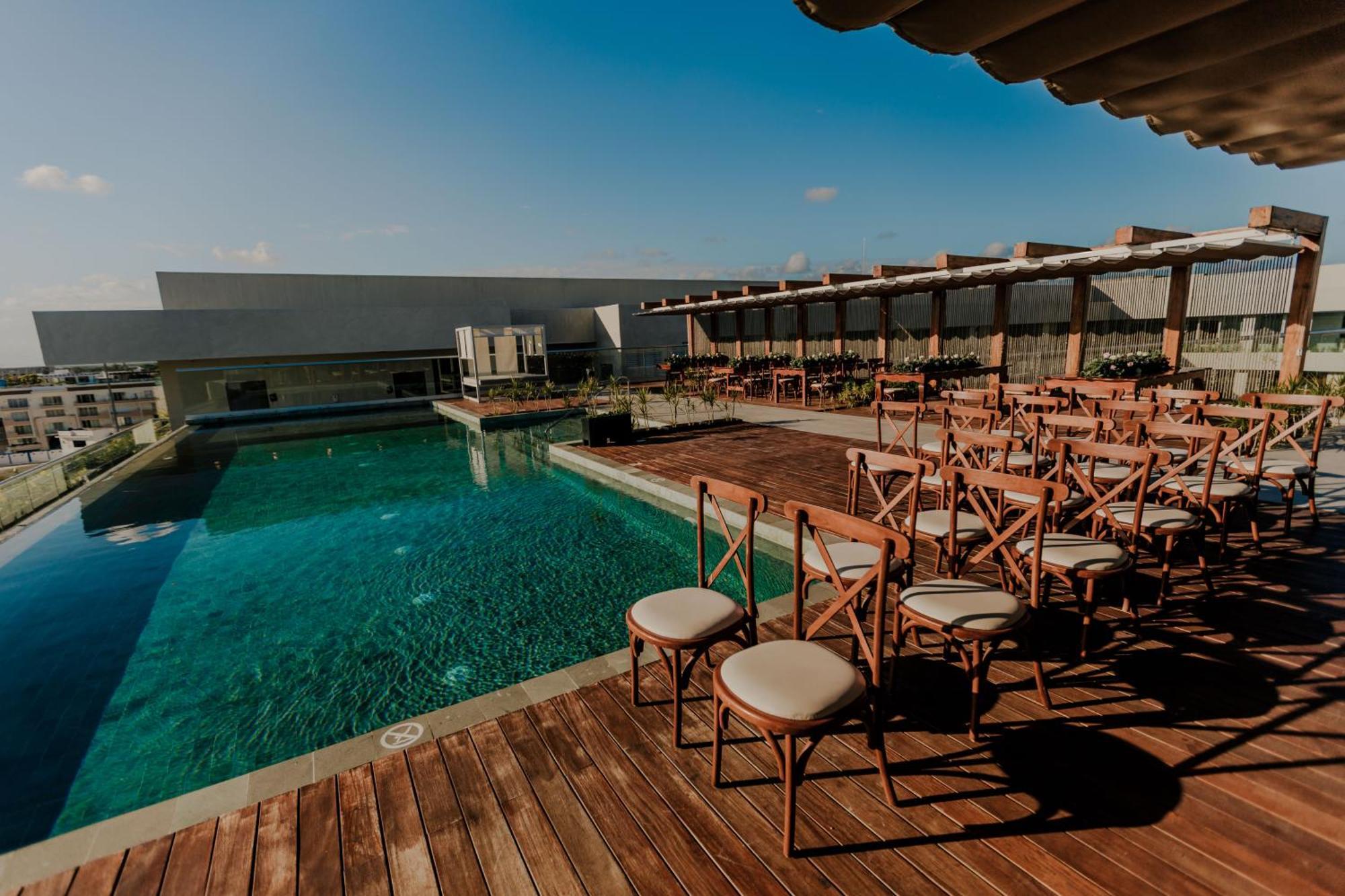 Aloft Playa Del Carmen Hotel Ngoại thất bức ảnh Rooftop pool at the hotel