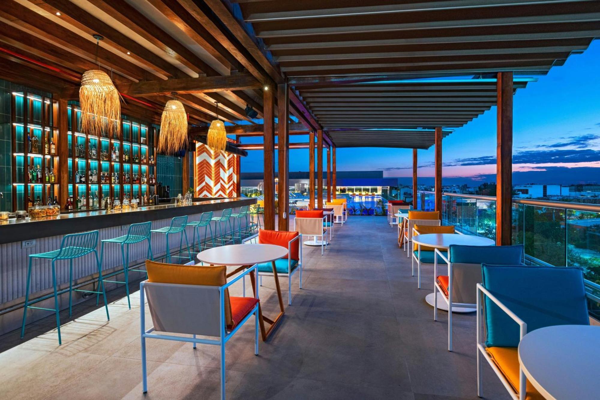 Aloft Playa Del Carmen Hotel Ngoại thất bức ảnh The rooftop bar at the W Bali