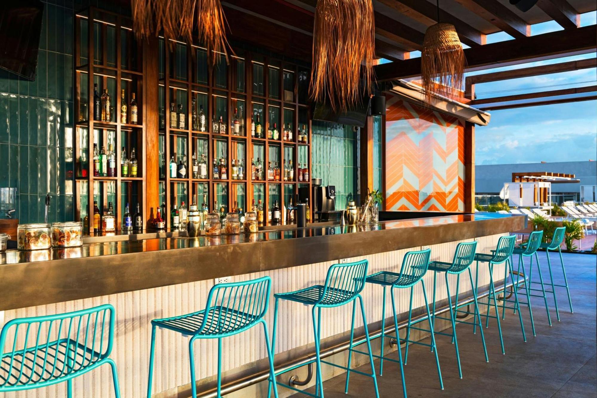 Aloft Playa Del Carmen Hotel Ngoại thất bức ảnh The bar at the rooftop pool
