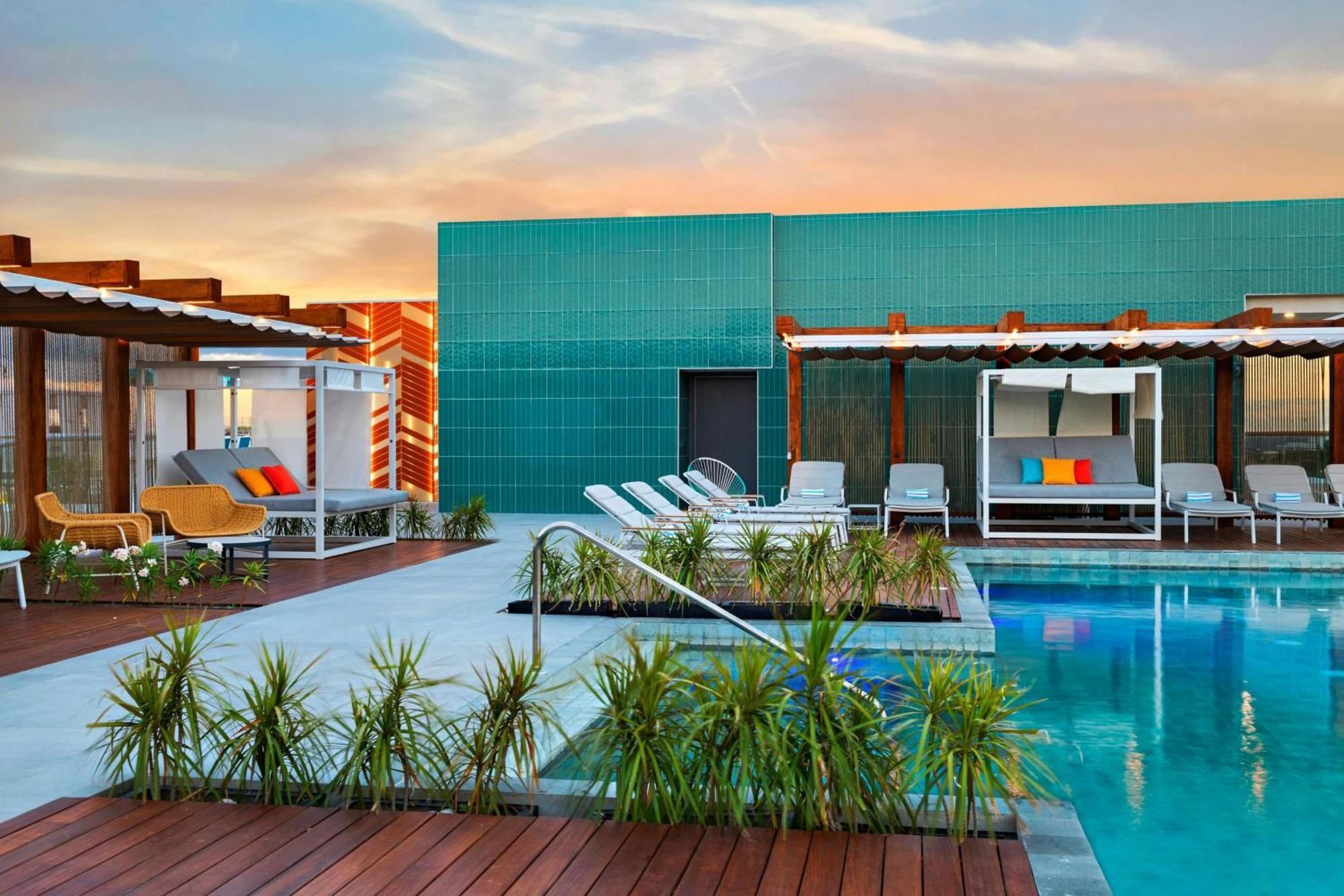 Aloft Playa Del Carmen Hotel Ngoại thất bức ảnh The rooftop pool at the hotel
